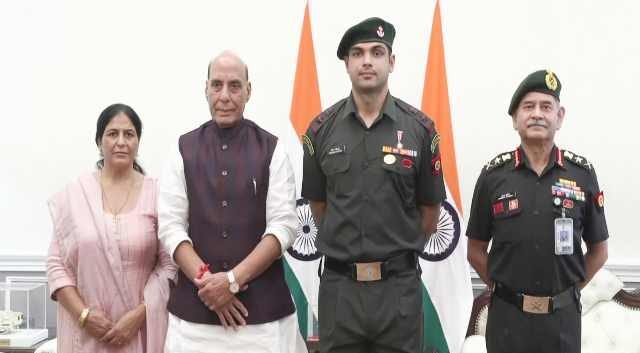 भारतीय सेना में लेफ्टिनेंट कर्नल बने Neeraj Chopra, रक्षा मंत्री राजनाथ सिंह ने दी मानद उपाधि
