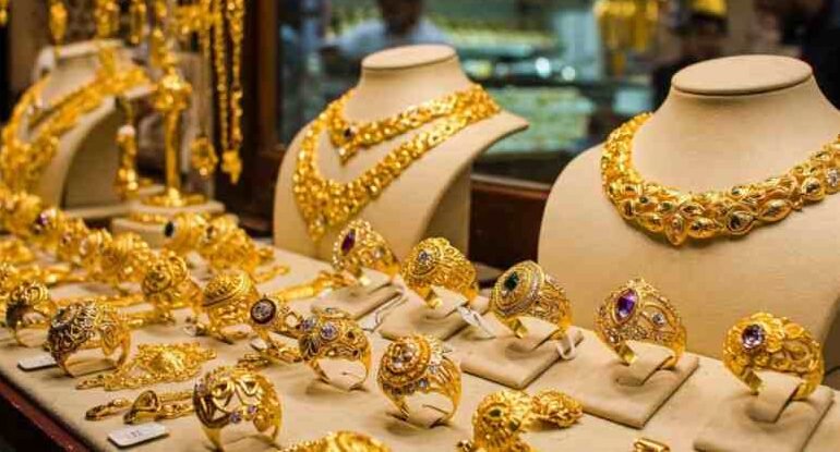 Gold Price Today: सोने में 1,200 रुपये की गिरावट, चांदी भी 2,500 रुपये सस्ती