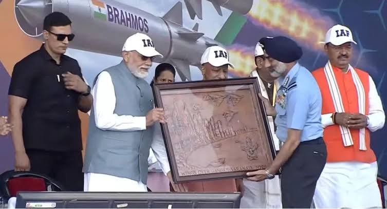 नमो घाट पर वायुसेना का शौर्य प्रदर्शन, पीएम मोदी ने देखा एयर शो